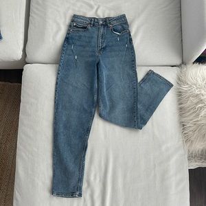 HIGH WAISTED (NO WAIST GAP) JEANS. SUPER FLATTERING